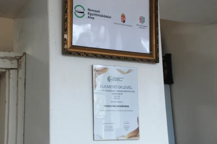 Elismerő oklevél a Napsugaras Alkotóház falán – Fotó: Móra Ferenc Sándor / Telex