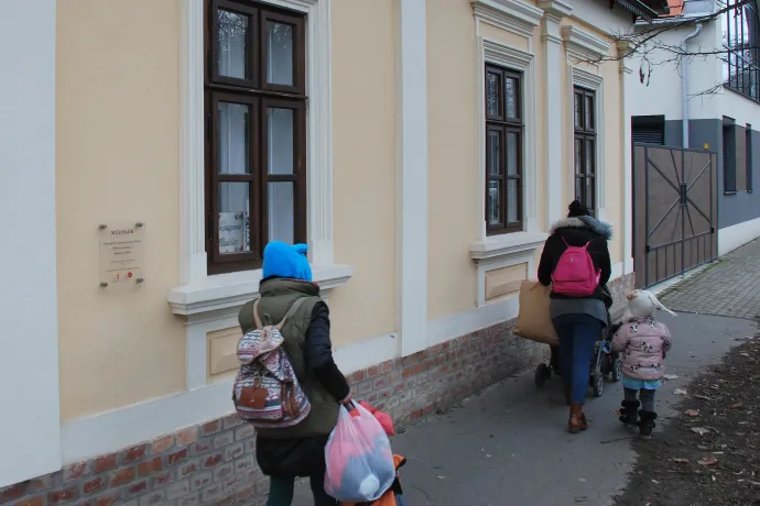 Rászorulók ruha adományokkal távoznak a Napsugaras házból – Fotó: Móra Ferenc Sándor / Telex