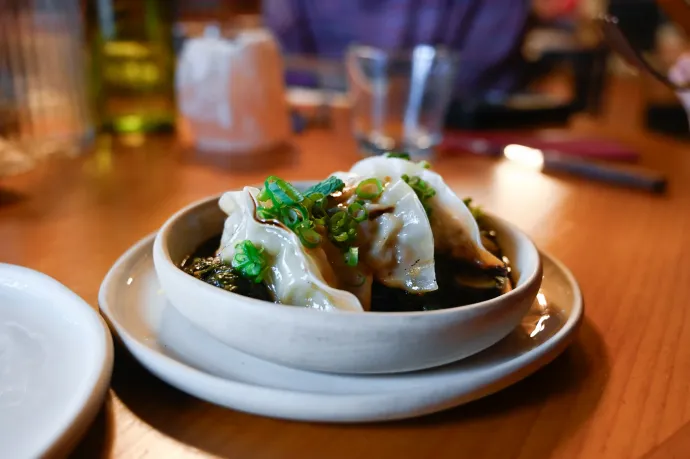 Gyoza (alatta spenóttal) – Fotó: Mondovics Péter / Telex