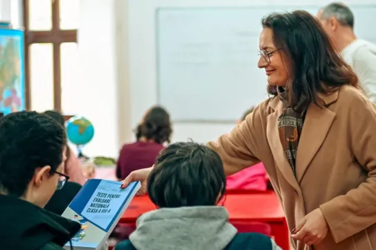 Iskolákban házalnak az RMDSZ-es politikusok a nyolcadikos román tesztkönyvvel, a diákokat pedig statisztáknak használják