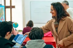 Iskolákban házalnak az RMDSZ-es politikusok a nyolcadikos román tesztkönyvvel, a diákokat pedig statisztáknak használják