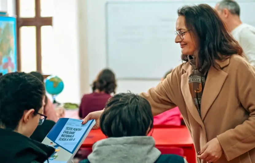 Iskolákban házalnak az RMDSZ-es politikusok a nyolcadikos román tesztkönyvvel, a diákokat pedig statisztáknak használják