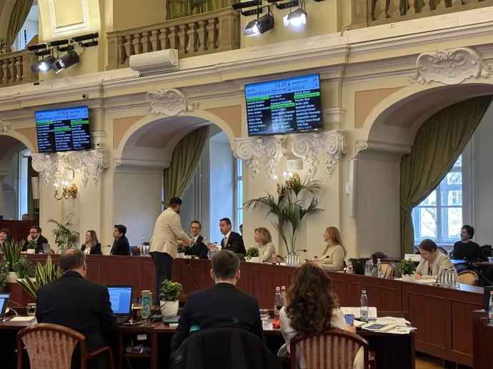 Radics Béla átadja a Battlefield 6-ot a Tisza-frakciónak – Fotó: Nagy Bálint / Telex