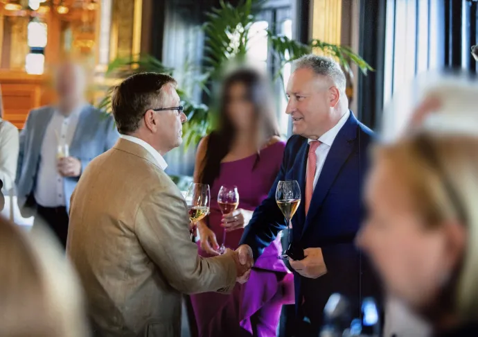 Matolcsy szívélyesen üdvözölte Papcsák Ferencet is.