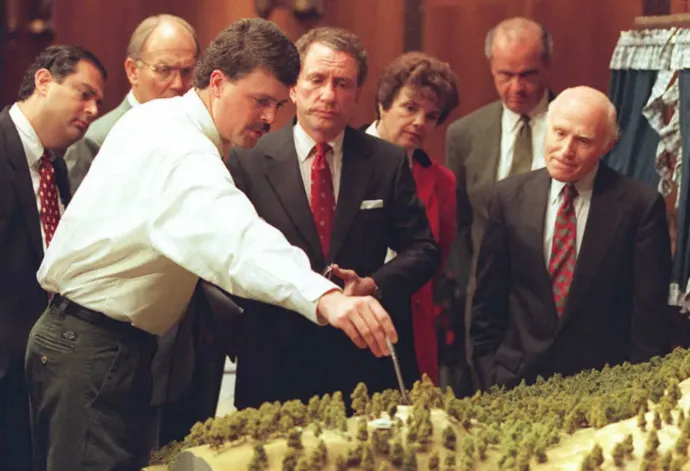 Kevin Harris a Ruby Ridge-i birtok makettjére mutat a szeptember 26-i szenátusi meghallgatáson a washingtoni Capitol Hillen – Fotó: Richard Ellis / AFP