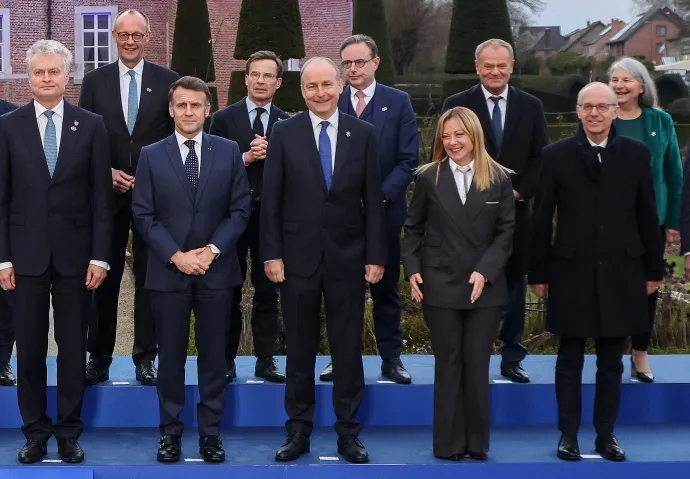 Gitanas Nauseda, Friedrich Merz, Emmanuel Macron, Ulf Kristersson, Micheal Martin, Bart De Wever, Donald Tusk, Georga Meloni és Luc Frieden az EU vezetői informális találkozóján, az Alden Biesen kastélyban, Rijkhovenben, 2026. február 12-én – Fotó: Ludovic Marin / AFP