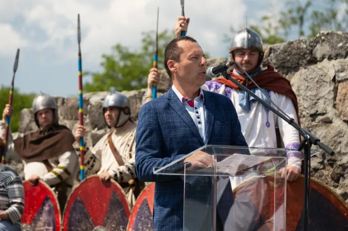 Grauszmann György polgármester beszél az Őrtorony hivatalos átadásán 2023 júniusában – Fotó: Solva 38 Őrtorony / Facebook