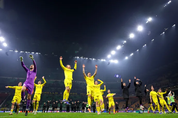A norvég Bodø/Glimt játékosai ünneplik az Internazionale elleni győzelmüket a labdarúgó Bajnokok Ligája nyolcaddöntőjébe jutásért játszott visszavágó mérkőzésen a milánói Giuseppe Meazza stadionban 2026. február 24-én – Fotó: Francesco Scaccianoce / UEFA / Getty Images