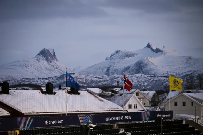 Kilátás a hegyekre a bodøi Aspmyra Stadionból a Bajnokok Ligája kieséses szakaszának első mérkőzése előtt, amit a Bodø/Glimt és az Internazionale játszott 2026. február 18-án – Fotó: David Lidstrom / UEFA / Getty Images