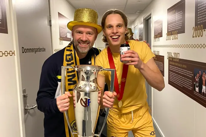 Bjørn Mannsverk és Ulrik Saltnes a csapat bajnoki trófeájával – Fotó: FK Bodø/Glimt
