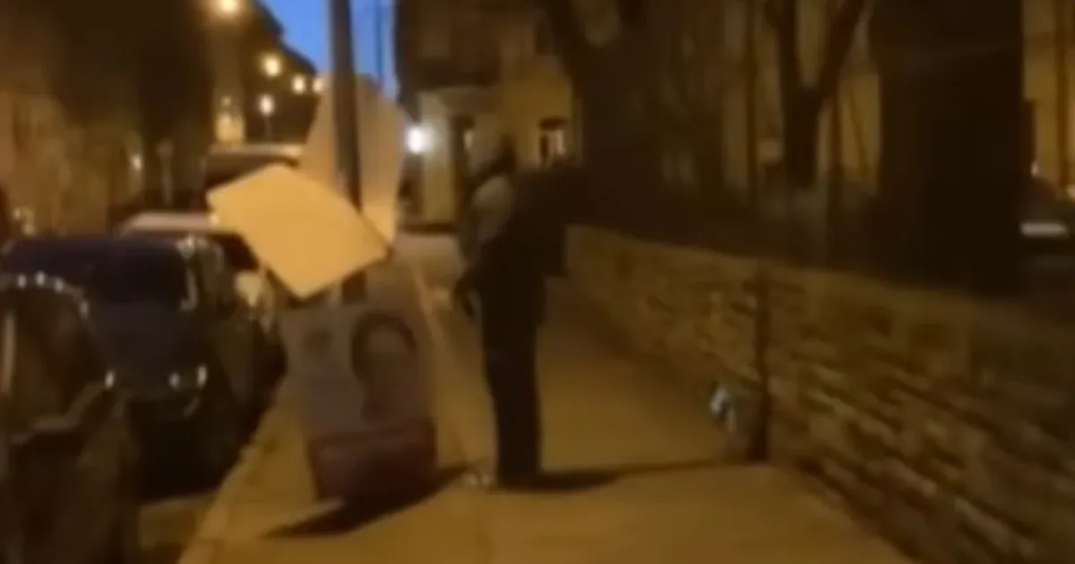 Sniccerrel esett neki a választási plakátoknak, majd megütötte az őt videózó szemtanút egy férfi