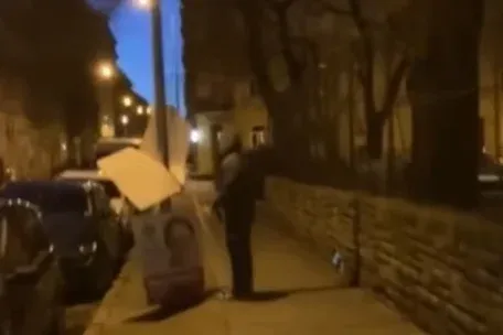 Sniccerrel esett neki a választási plakátoknak, majd megütötte az őt videózó szemtanút egy férfi