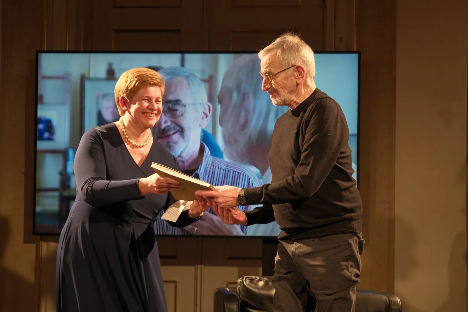 Török Petra átadja Bodor Ádámnak a fotóalbumot, amit kimondottan erre az alkalomra állítottak össze – Fotó: Márkos Tamás