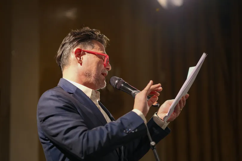 Szikszai Rémusz Bodor-novellát, Gáspárik Attila Markó Béla versét olvasta fel – Fotó: Márkos Tamás / Transtelex