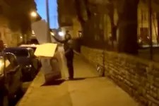 Sniccerrel esett neki a választási plakátoknak, majd megütötte az őt videózó szemtanút egy férfi