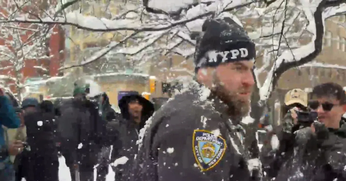 Ártatlan hógolyózásnak indult, végül összefeszült rajta New York polgármestere és a helyi rendőrség