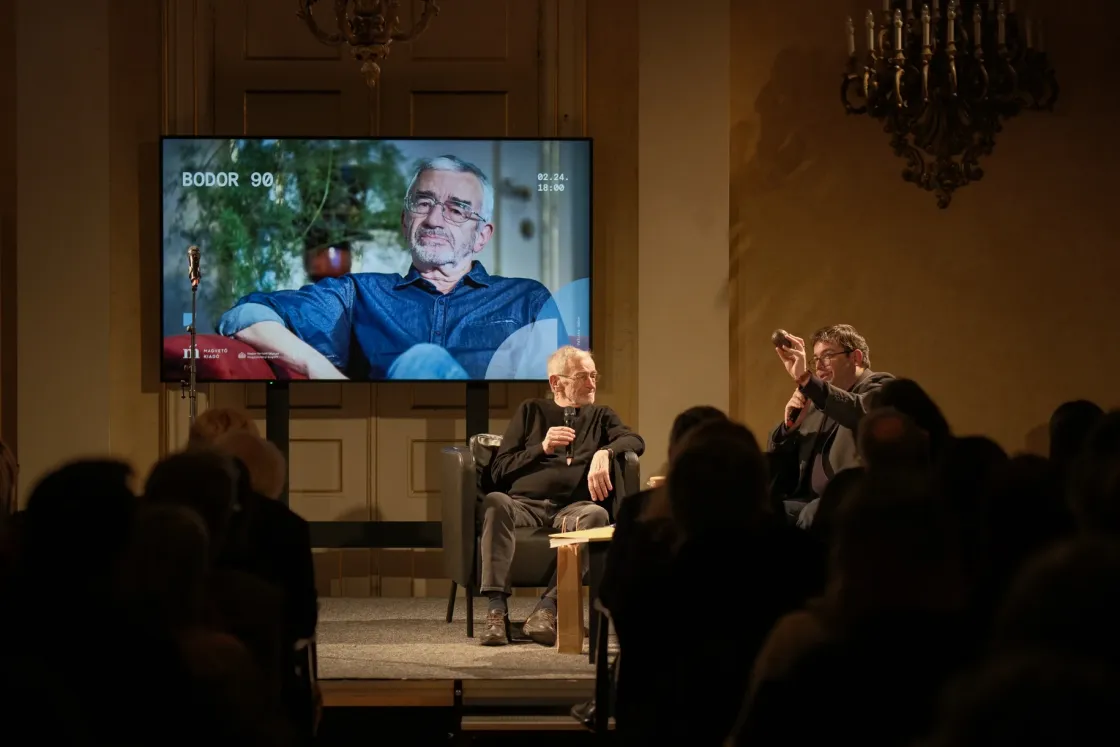 Behavazott lábnyomok és 90 év – Bodor Ádámot ünnepelték a Petőfi Irodalmi Múzeumban