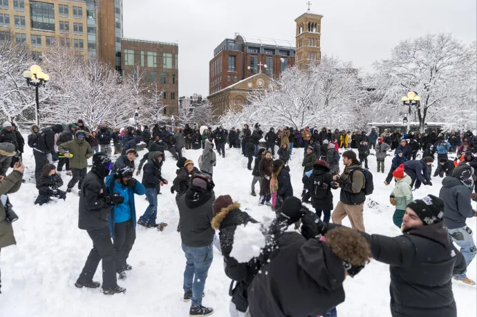 Ártatlan hógolyózásnak indult, végül összefeszült rajta New York polgármestere és a helyi rendőrség
