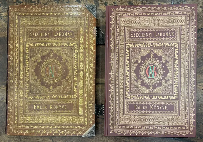 Az emlékkönyv eredeti és hasonmás példánya. – Fotó: MTA Könyvtár és Információs Központ