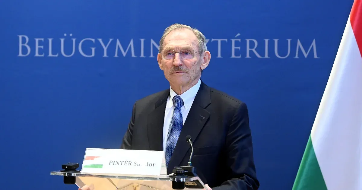 Pintér Sándor szerint 3,125 százalék esélye van, hogy miniszter marad