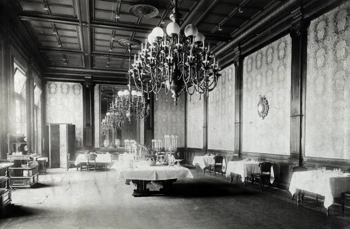 A Kossuth Lajos utca és Szép utca sarkán álló Nemzeti Casino (Cziráky-palota) étterme 1900 körül. – Fotó: Budapest Főváros Levéltára / Klösz György fényképei / Fortepan