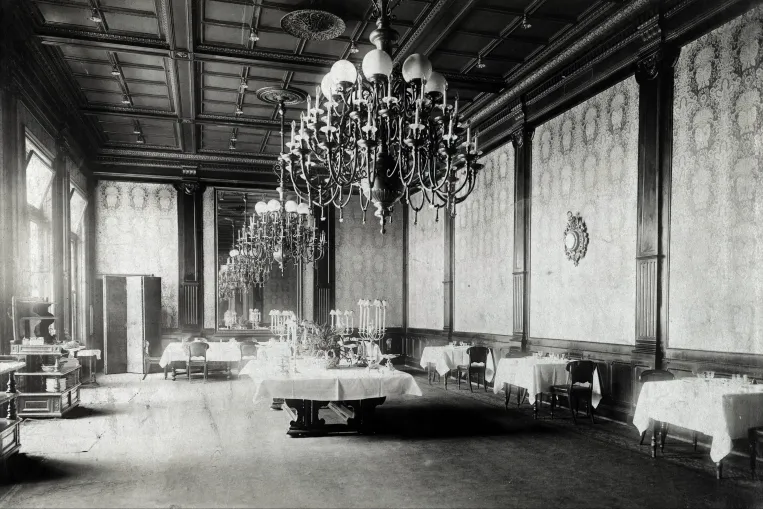 Mulatozó urak, pipafüst és új vérszerződés a Nemzeti Casinóban