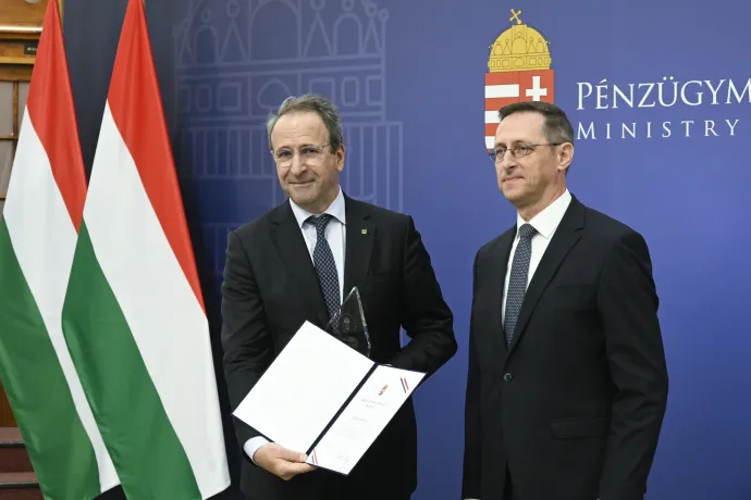 Zolnai György, a Raiffeisen Bank Zrt. vezérigazgatója átveszi Varga Mihály pénzügyminisztertől a Magyarország tíz legnagyobb adózója elismerések egyikét, a Pénzügyminisztériumban tartott ünnepségen, 2024. május 24-én – Fotó: Koszticsák Szilárd / MTI