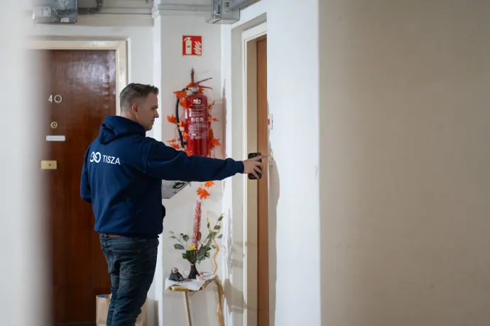 Csatári Ernő, a Somogy 4-es választókerület jelöltje becsenget egy lakásba Siófokon – Fotó: Csatári Ernő / Facebook