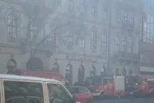 Kigyulladt egy kávézó az Astoriánál