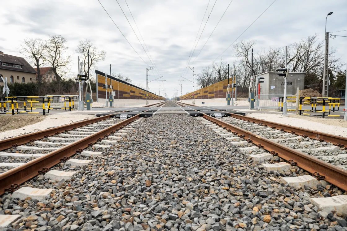Kocsisorok, idegőrlő várakozás: a Budapest–Belgrád-vasútvonalon óránként 20-30 percet is zárva lehet majd a sorompó