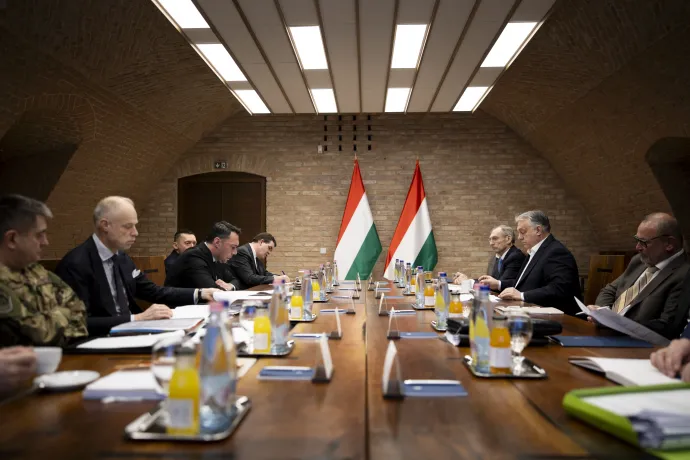 Orbán Viktor miniszterelnök a Védelmi Tanács a kőolajszállítás szünetelése miatt összehívott ülésén 2026. február 25-én – Fotó: Fischer Zoltán / Miniszterelnöki Kommunikációs Főosztály / MTI