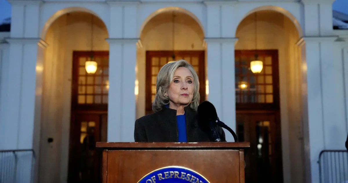 Sunyi fotó miatt szakadt meg Hillary Clinton Epstein-meghallgatása