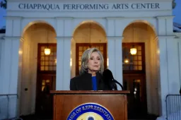 Sunyi fotó miatt szakadt meg Hillary Clinton Epstein-meghallgatása