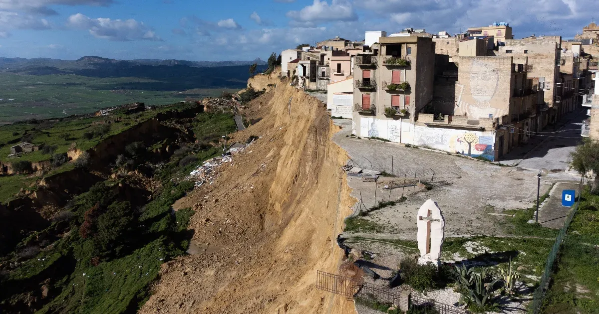 Több száz könyvet mentettek meg a tűzoltók Szicíliában a földcsuszamlás miatt egy szakadék szélére került könyvtárból