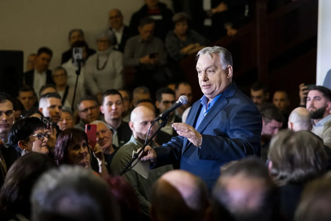 Orbán Viktor felcsapott elemzőnek, és egyre érdekesebb adatokat olvas fel a kis papirosából