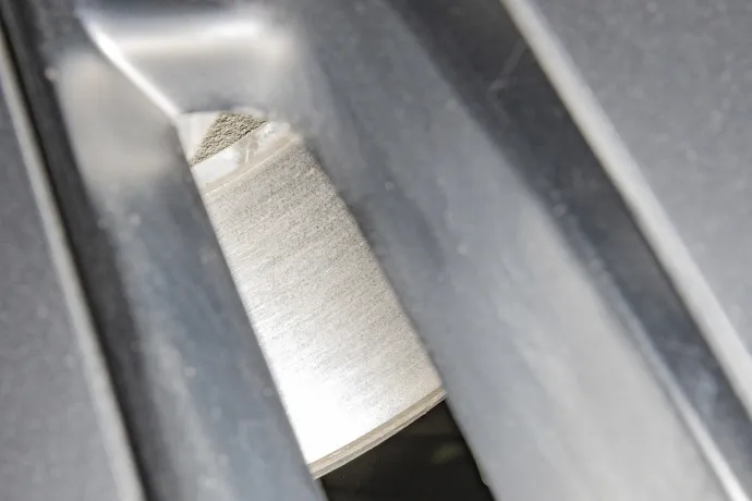 A fékcsövek minősége nagyon változó, érdemes ellenőrizni az ABS-kocka tömlőit és vezetékeit. A féktárcsa állapota látszik a felnin keresztül – Fotó: Caroline Jüngling / autóMAGAZIN