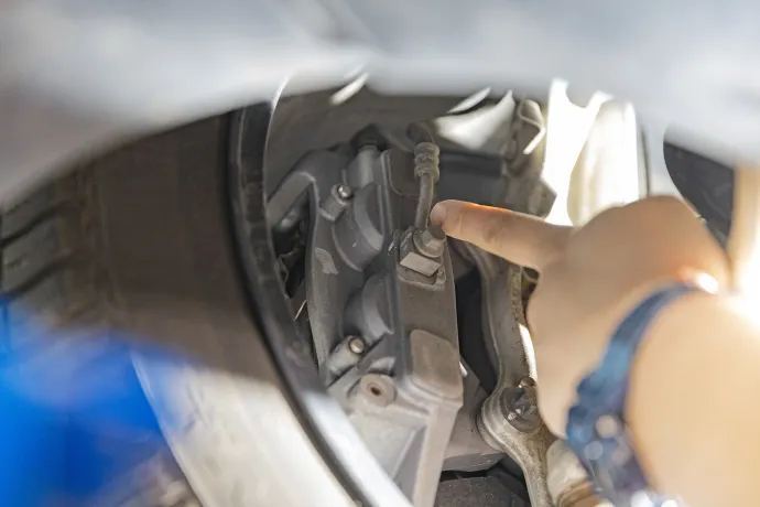 A fékcsövek minősége nagyon változó, érdemes ellenőrizni az ABS-kocka tömlőit és vezetékeit. A féktárcsa állapota látszik a felnin keresztül – Fotó: Caroline Jüngling / autóMAGAZIN