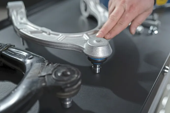 A Meyle jelentősen továbbfejlesztett változatban kínálja az első felső keresztlengőkarokat – Fotó: Paul Kletke / autóMAGAZIN