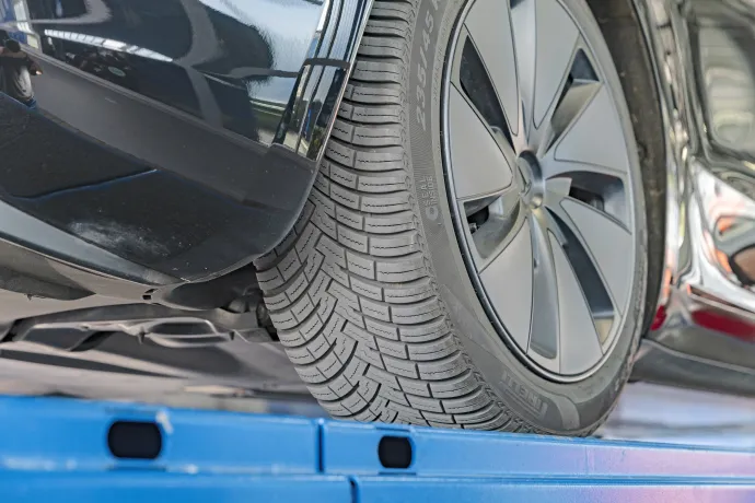 Nagy a teljesítmény, de ha kicsit visszafogjuk magunkat, a gumiabroncsok örökké tartanak – Fotó: Caroline Jüngling / autóMAGAZIN