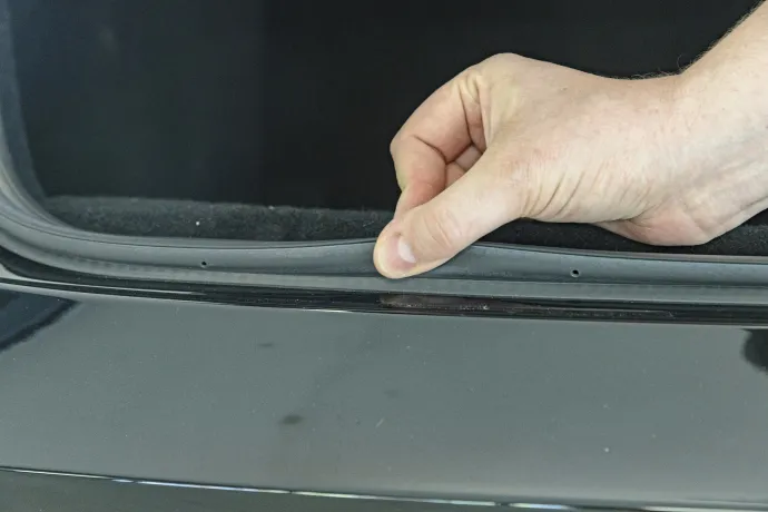 Illesztések, tömítések, ellenőrizzük őket – Fotó: Caroline Jüngling / autóMAGAZIN