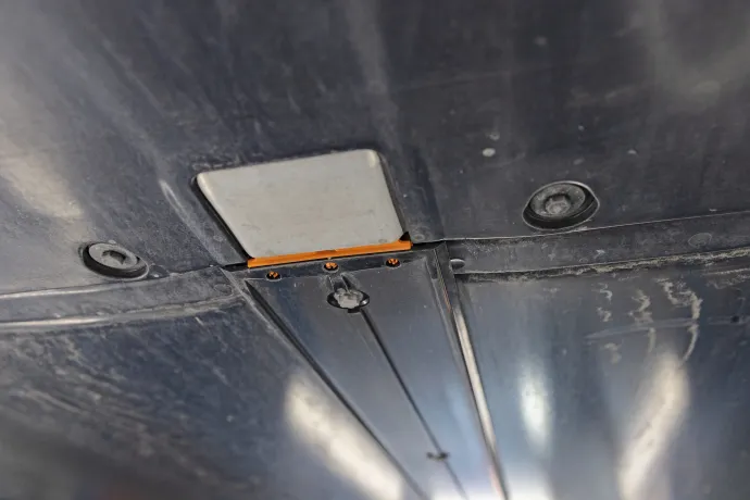  Az akkumulátor külső elérési pontjánál szivárgást kell keresni, a fejlesztői mód és telefonos appok pedig az akkumulátor állapotáról adnak információkat – Fotó: Caroline Jüngling / autóMAGAZIN