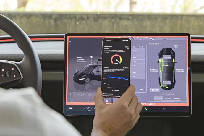  Az akkumulátor külső elérési pontjánál szivárgást kell keresni, a fejlesztői mód és telefonos appok pedig az akkumulátor állapotáról adnak információkat – Fotó: Caroline Jüngling / autóMAGAZIN