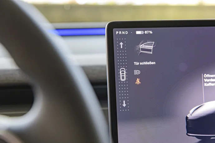 Sebességváltó, fizikai irányválasztó nincs, a kijelzőn csúszkahúzással jelezzük az autónak, merre induljon – Fotó: Caroline Jüngling / autóMAGAZIN