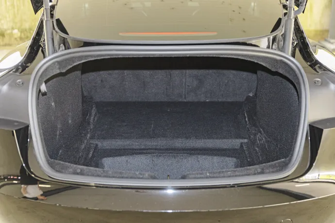 A Tesla 594 literes csomagtértérfogatot ad meg, ha a raktér alatti rekeszt is beleszámítjuk, viszont az első csomagtartó további 88 liter – Fotó: Caroline Jüngling / autóMAGAZIN