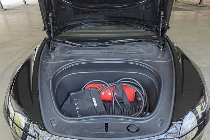 A Tesla 594 literes csomagtértérfogatot ad meg, ha a raktér alatti rekeszt is beleszámítjuk, viszont az első csomagtartó további 88 liter – Fotó: Caroline Jüngling / autóMAGAZIN