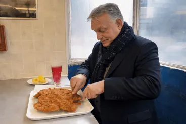 Orbán Viktor eszik