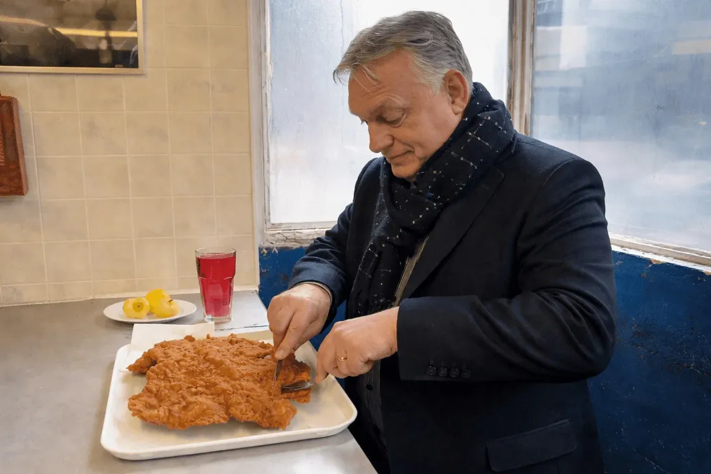Orbán Viktor eszik