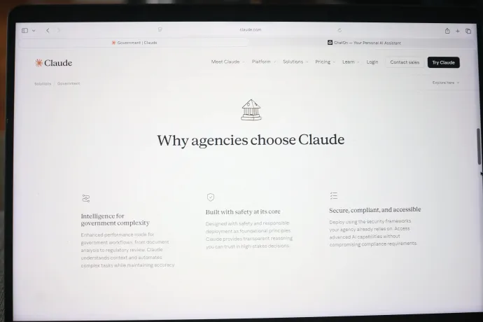 A Claude nevű MI-rendszer kormányzati megoldásait bemutató aloldala egy laptop képernyőjén – Fotó: Michael M. Santiago / Getty Images