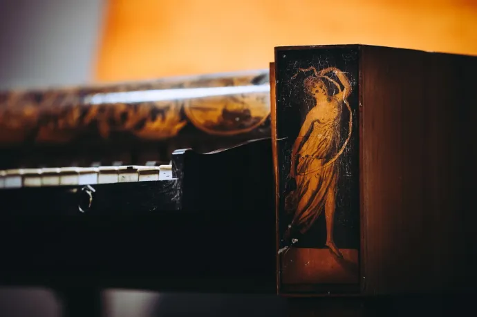 Fríz a 18. századi varróasztal-zongorán – Fotó: Cristina Rădulescu / MNIT