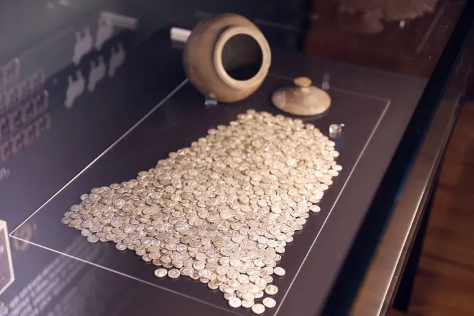 Az ókori Napoca egyik lakóházának padlója alól előkerült kincs és a viasztáblára írt, II. századi kölcsönszerződés – Fotók: Zsizsmann Erika / Transtelex